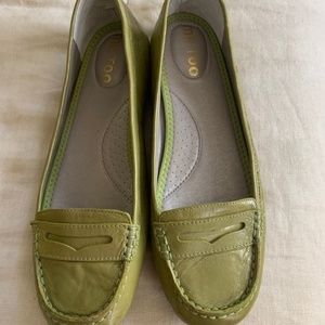 MeToo womens shoe flats,driving mocs 10 M preowned